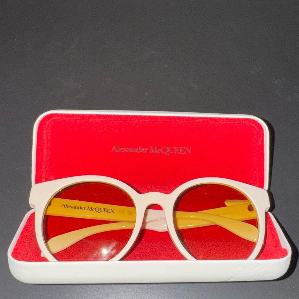 Alexander McQueen Cream Round Sunglasses - Picture 2 of 4